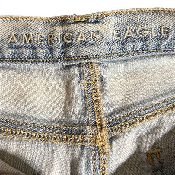 😊 3/$30 
AE Mom Short Sz 4 light denim distressed, high waisted EUC - Picture 6 of 16